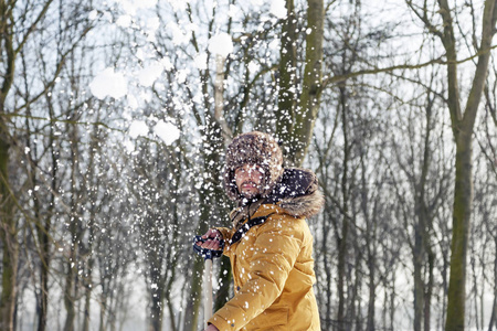 年轻男子附近一小片树林铲雪