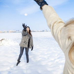 妈妈和女儿在玩拉在该国雪