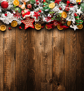 快乐圣诞帧与绿松 五颜六色的小玩意和木制背景