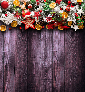快乐圣诞帧与绿松 五颜六色的小玩意和木制背景