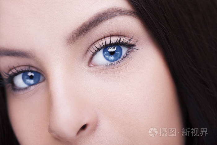 女人美丽有深刻的了解,蓝色的眼睛