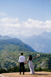 新婚夫妇蜜月旅行山背视图