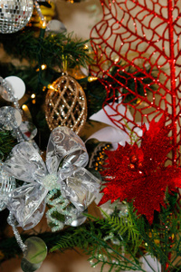 银色 白色和红色的圣诞树装饰