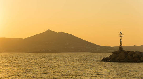 马利在竞赛在希腊岛上有一座灯塔在日落