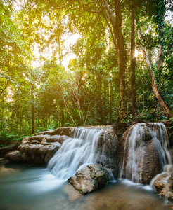 森林丛林中的瀑布。 荣瀑布府，泰国