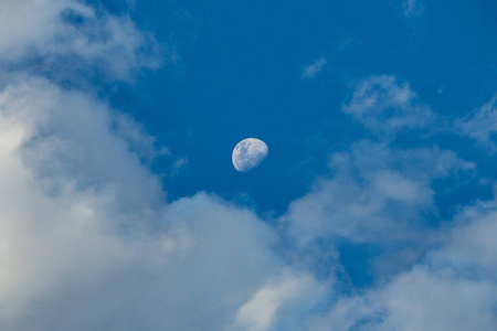 白天的月亮图片