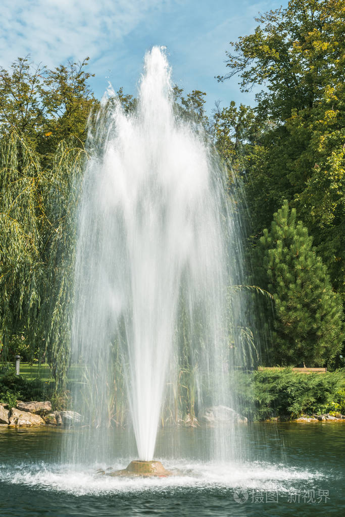 在公园的湖上喷泉