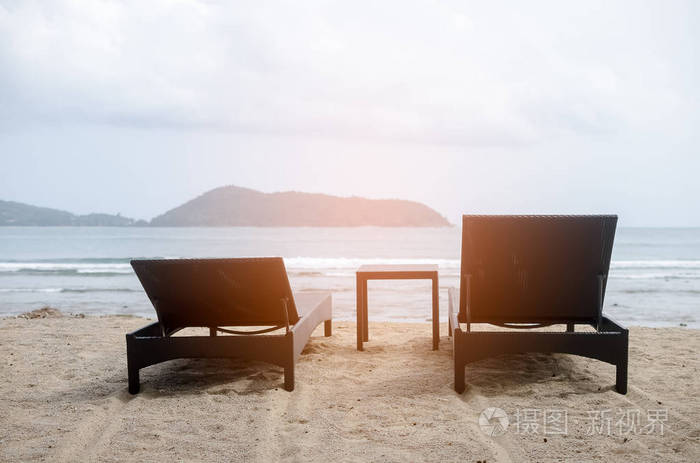 热带海滩上沙滩椅