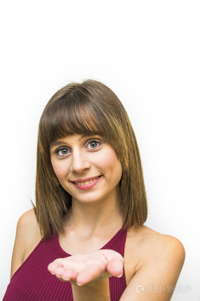 一个美丽的女人用她张开的手的肖像