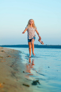 女孩跑水赤脚在沙滩上图片