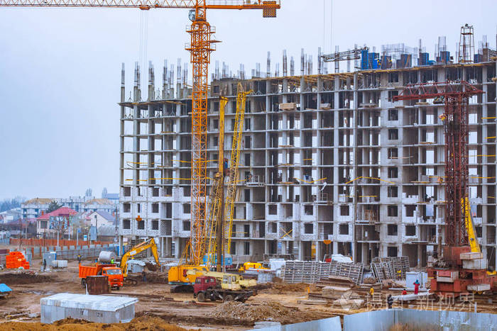 大建设院子里种着吊车和建筑物