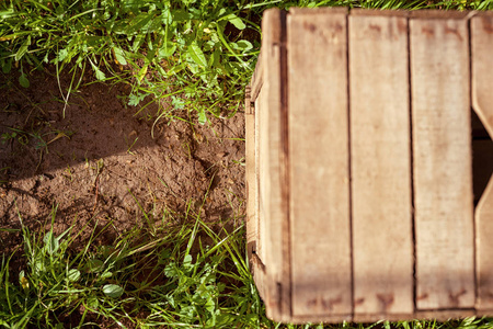 木箱搁在农村的土壤上图片
