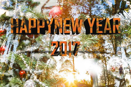 快乐的新年2017枫树字与松树日出和基督