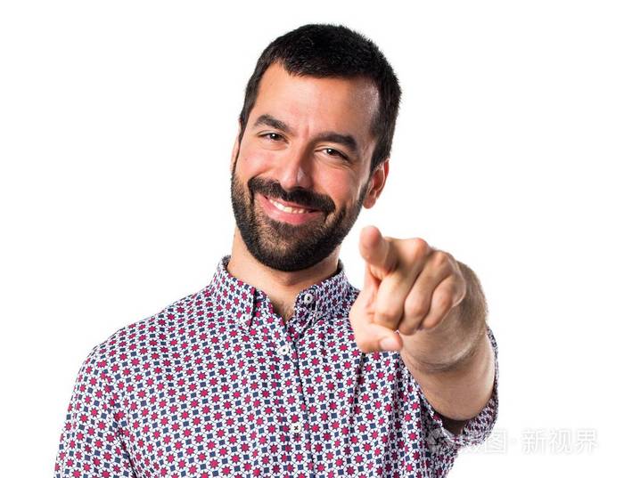 英俊的男人指着前面