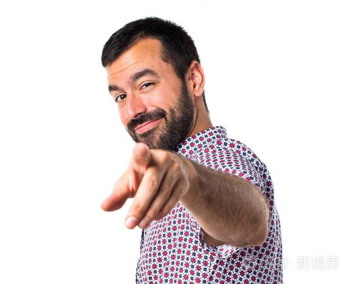 英俊的男人指着前面