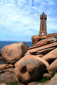 在 Ploumanach，粉红色花岗岩海岸，布列塔尼 法国灯塔