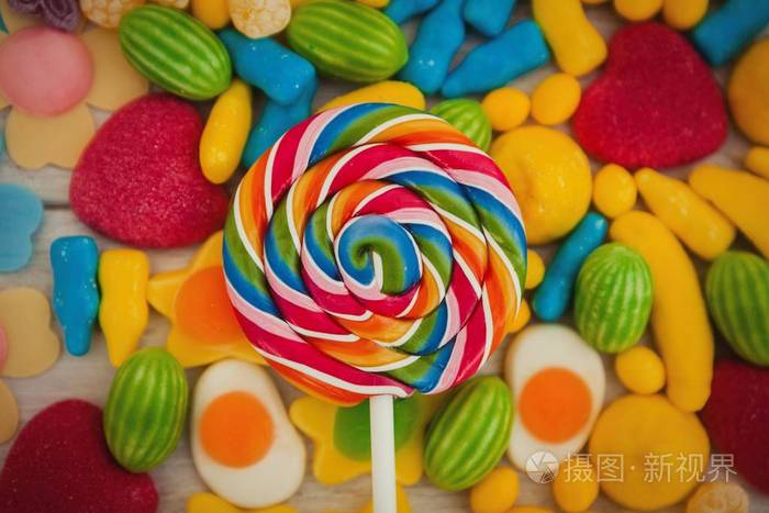 圆的棒棒糖和很多糖果