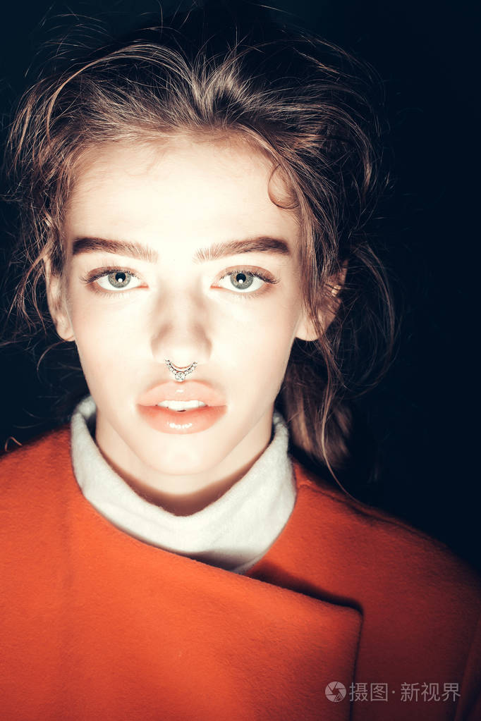 鼻环的漂亮女孩