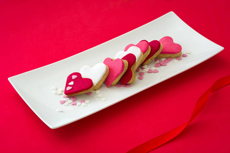 情人节与心在红色背景上的形状的饼干