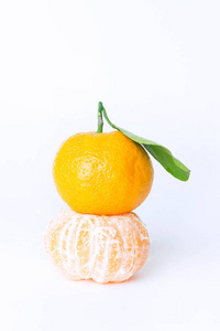 新鲜多汁的橘子，白色背景上孤立