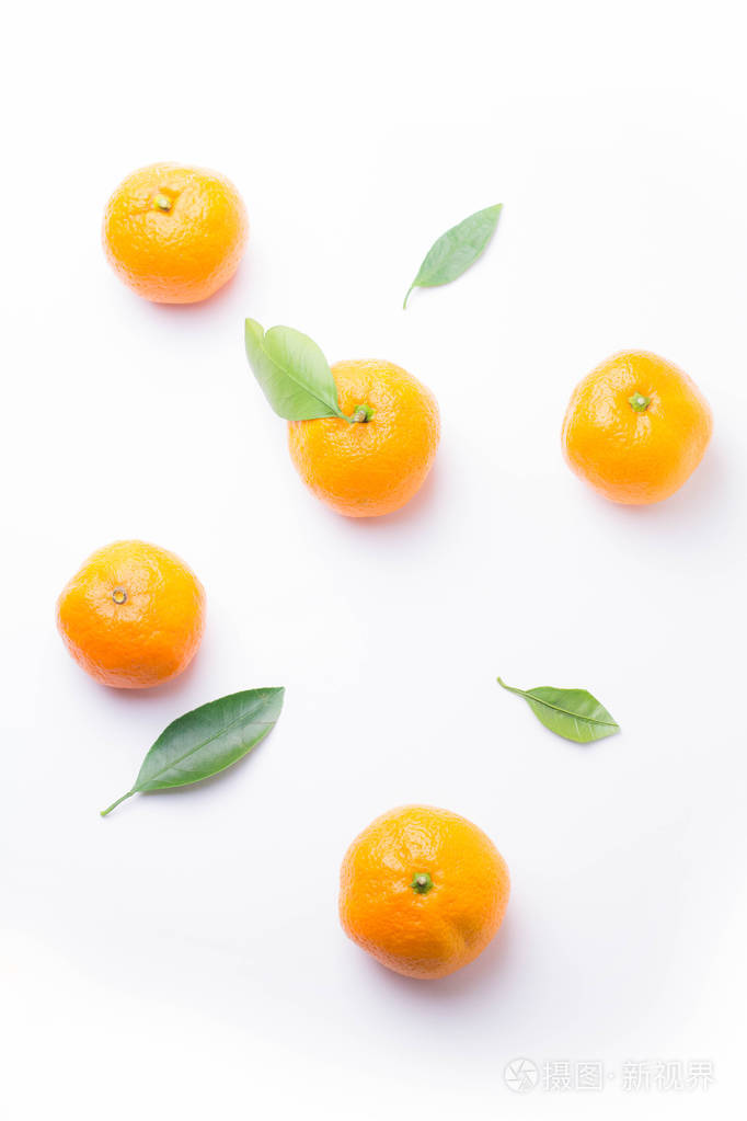 新鲜多汁的橘子白色背景上孤立