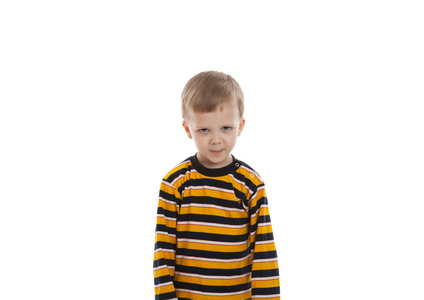 小男孩站在一件条纹体恤