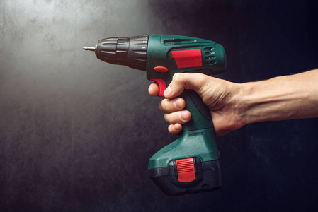 手拿螺丝刀图片