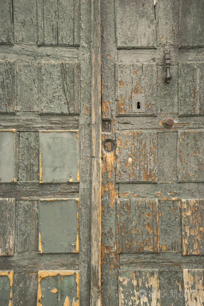生锈的木门
