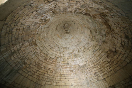 青铜古墓的圆顶照片