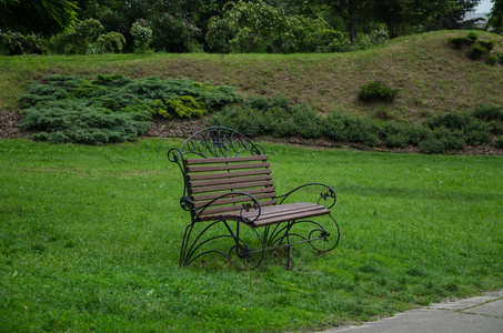 夏天在公园里的长凳