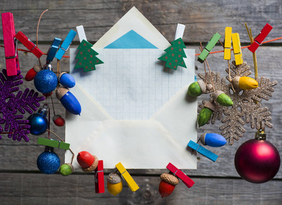 圣诞快乐和新年快乐 2017年卡背景由彩色橡子 装饰玩具和木制圣诞树工艺品花环