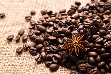 咖啡豆和巴贝多麻布背景