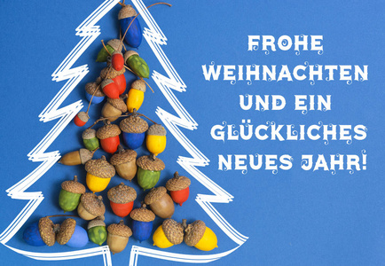 圣诞快乐，快乐新的一年 2017 德国卡中。圣诞节树制成工艺品彩色橡子