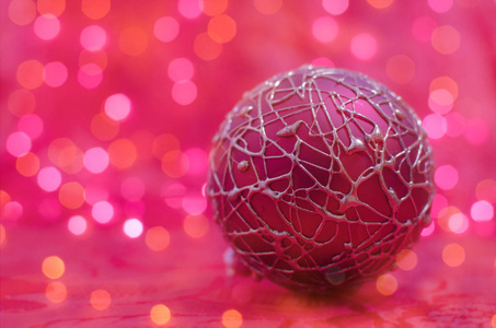 粉红色的圣诞球散景背景