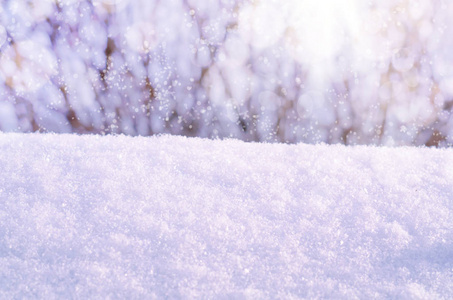 舒适的冬天自然场景与雪