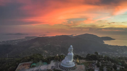 在普吉岛的大佛航拍甜日落图片