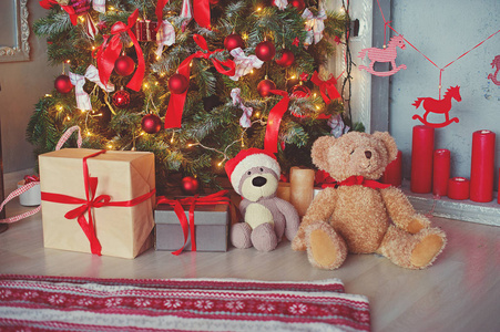 假日背景。礼物, 礼品盒, 圣诞树下的五颜六色的老式复古风格的玩具