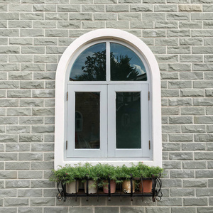 欧洲风格的窗户，砖墙背景