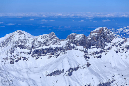 查看从山铁力士山位于瑞士阿尔卑斯山的冬天
