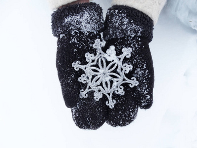 女人双手在雪地上雪花装饰手套