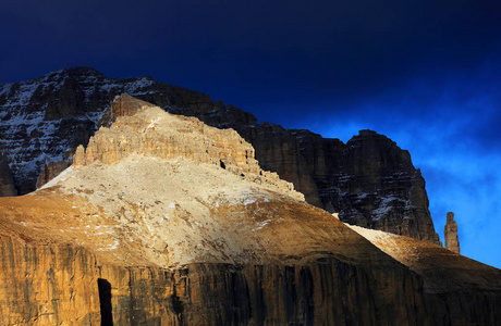 日落光在PizBoe3152米上，可以看到SellaGrupe或GrppoDisellaa南部Tirol白云石山，意大利