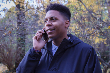 浅谈智能手机在森林里的黑人青年