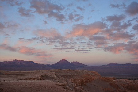 在智利阿塔卡马沙漠的日落晚霞图片