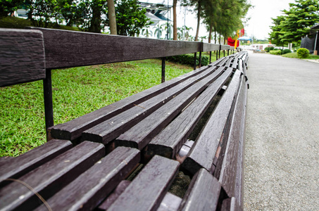 公园里的空棕色长凳图片