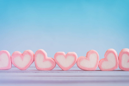 粉红色的心形状棉花糖的爱情主题和情人节高建群