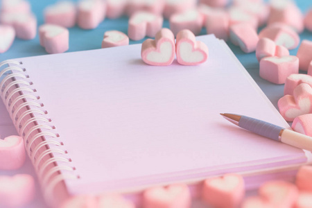 粉红色的心形状棉花糖的爱情主题和情人节高建群