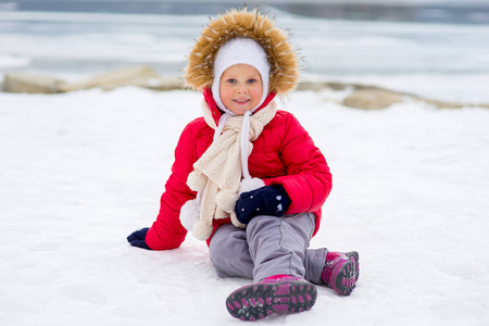 在冰冻的湖面上的小女孩