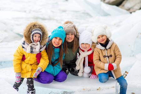 一群年轻的女孩坐在冰块