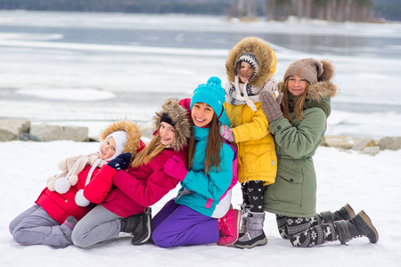 一群年轻女孩在冰冻的湖面上