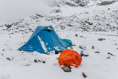 在山区的风雪刺眼的雪生存住房帐篷